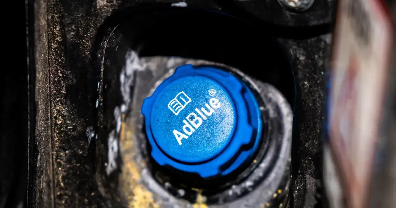 Niebieski korek AdBlue z logo. Uważaj na temperaturę zamarzania płynu, by uniknąć uszkodzeń.