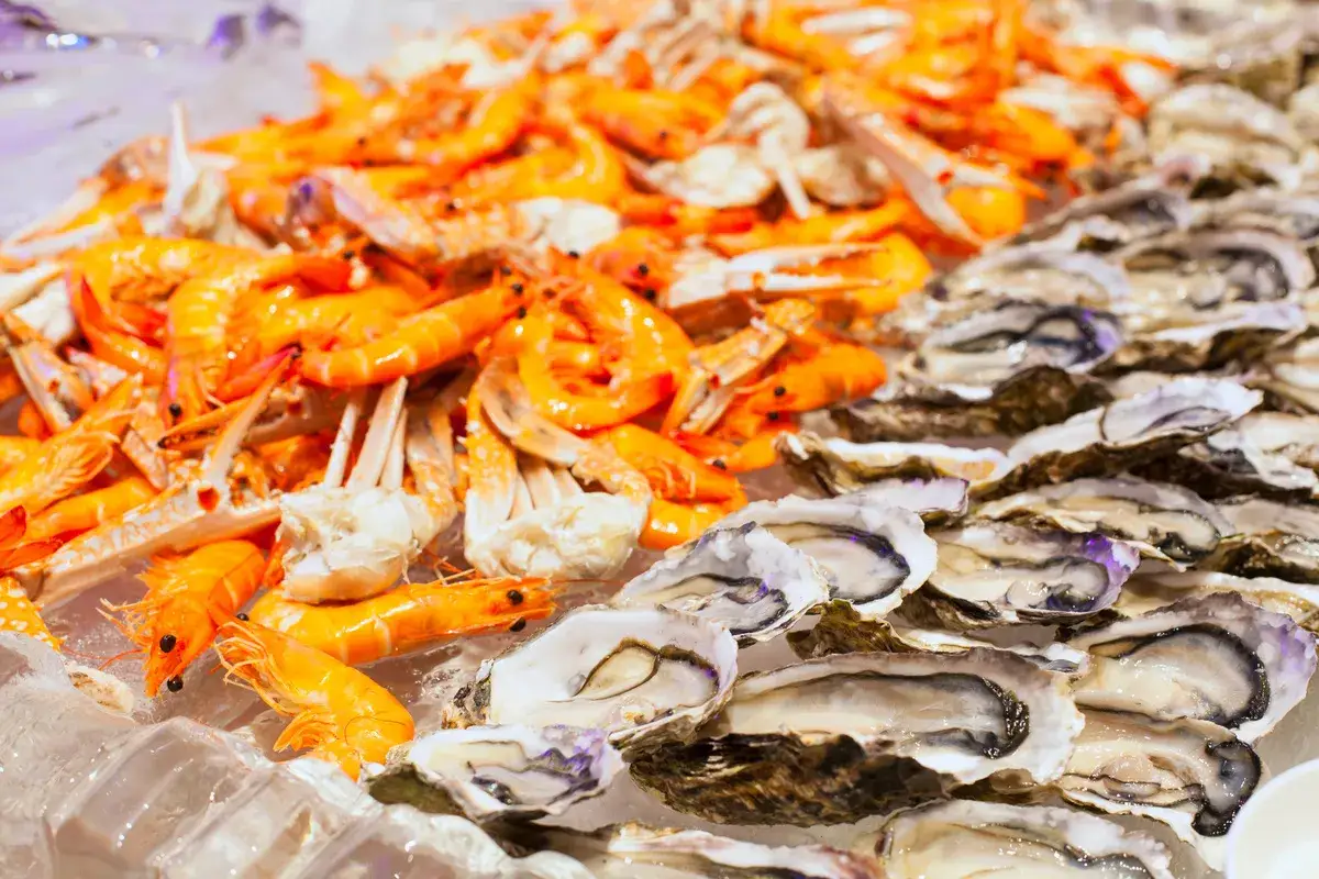 Plateau de fruits de mer frais sur glace, crevettes et hu&icirc;tres pour un ap&eacute;ro dinatoire parfait.