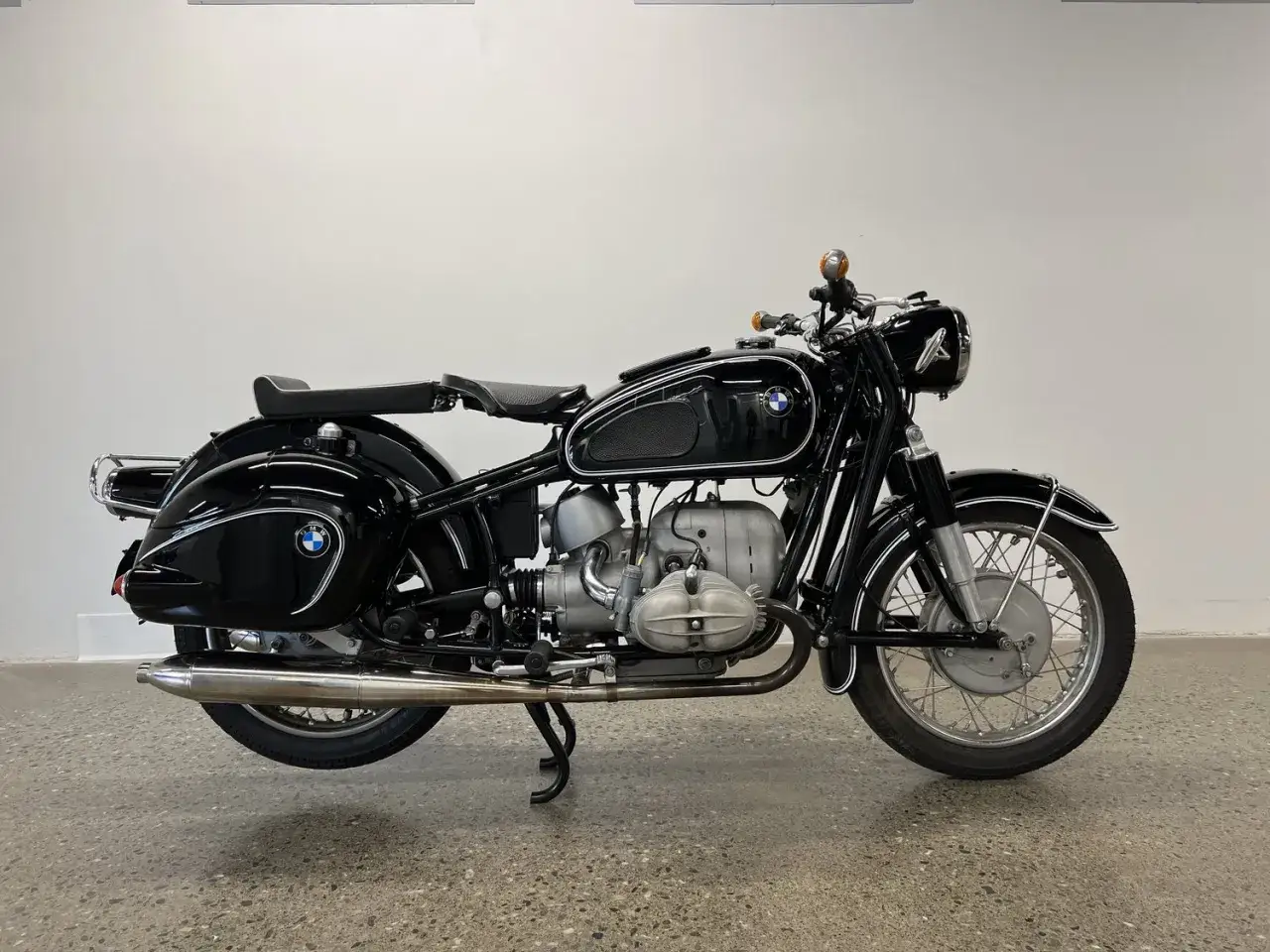 Klasyczny czarny motocykl BMW, ikona historii BMW, z chromowanymi detalami i charakterystycznym silnikiem typu bokser.