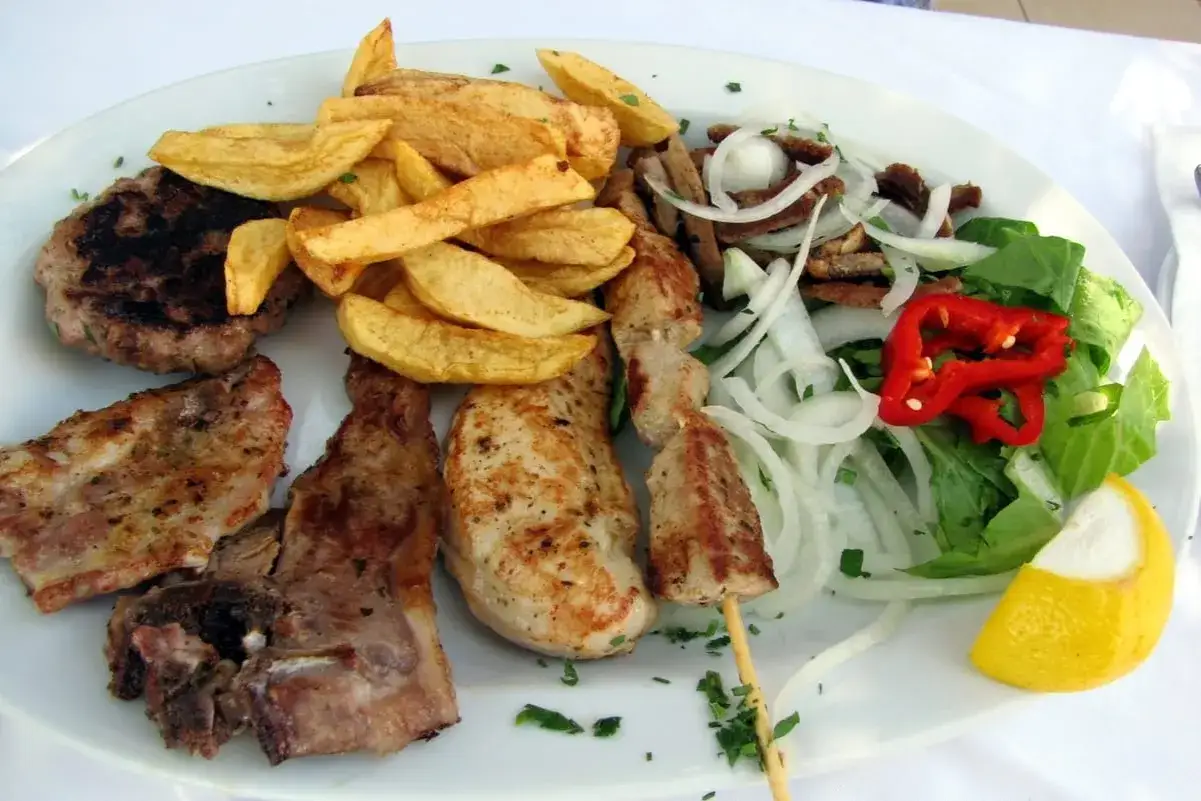 Teller mit Grillfleisch, Pommes und Salat. Tolle Grillen Ideen f&uuml;r Beilagen!