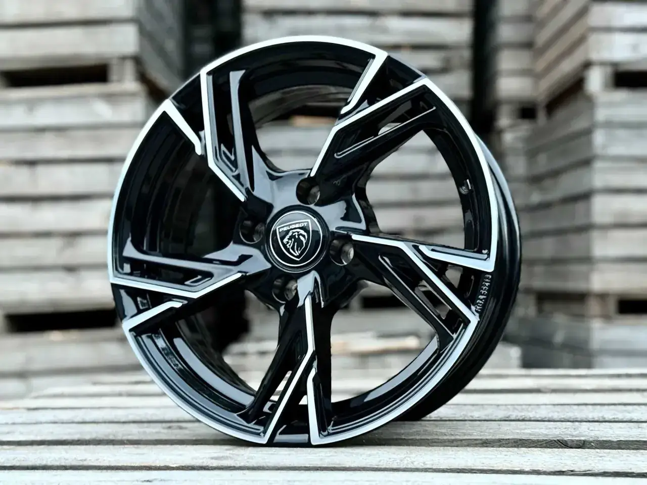 Elegancka felga do Peugeot 2008 GT, czarna z polerowanymi akcentami, idealna do nadania sportowego charakteru.