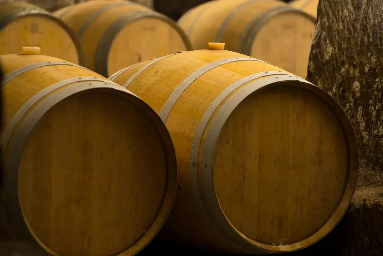 Botti di legno in cantina, pronte per il batonnage. Cos'è? Una tecnica per affinare il vino.