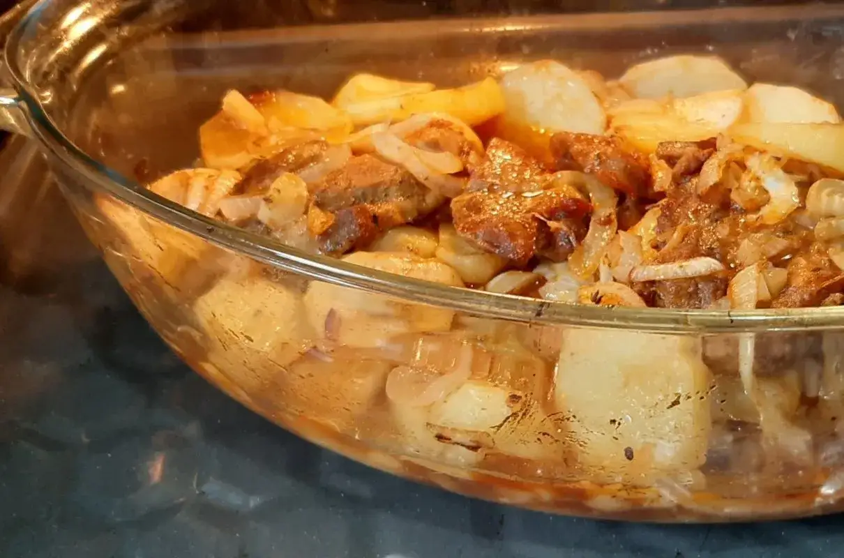 Karkówka w całości piecze się w naczyniu żaroodpornym z ziemniakami i cebulą.