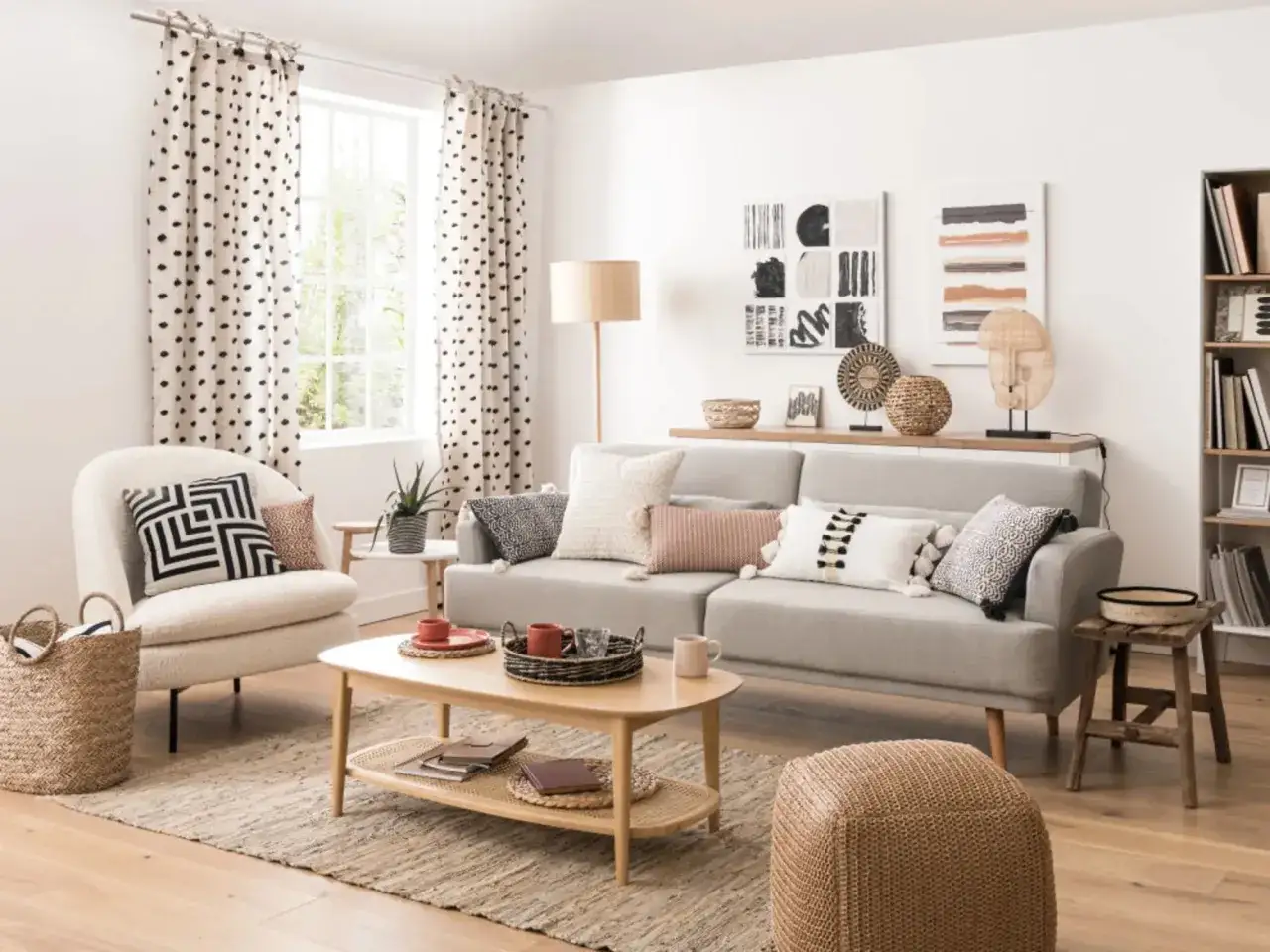 Salon cosy avec fauteuil en bouclette, canapé gris, et une table basse en bois clair, parfaite pour customiser votre espace.