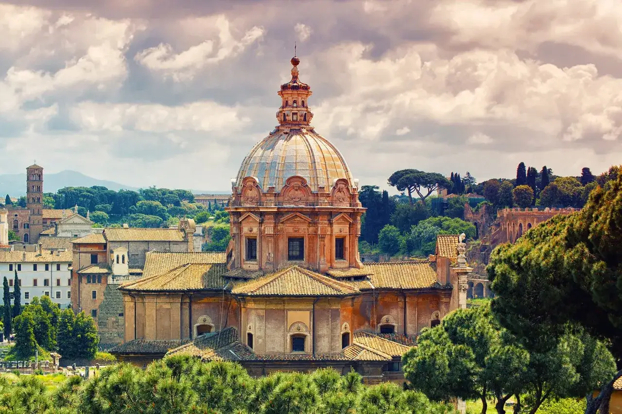 La Chiesa dei Santi Luca e Martina, capolavoro di Pietro da Cortona, domina il paesaggio romano con la sua maestosa cupola.