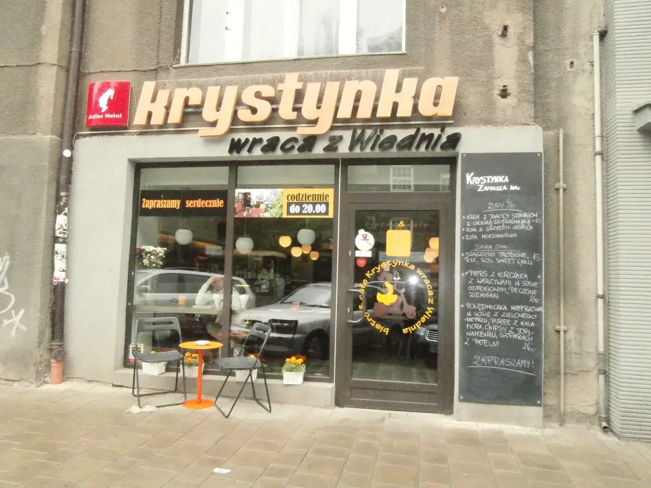 Krystynka wraca z Wiednia – lokal z menu na tablicy, zapraszający na zupy i dania.