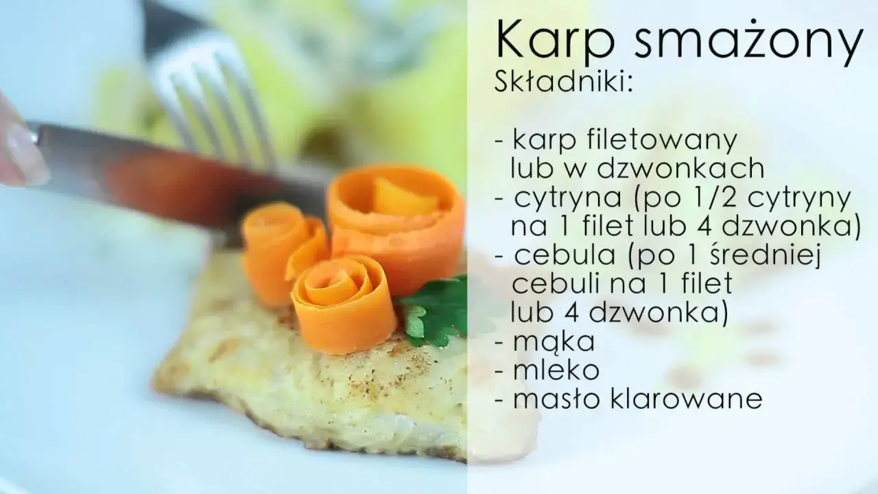 Złocisty karp wigilijny smażony, udekorowany różyczkami z marchewki.