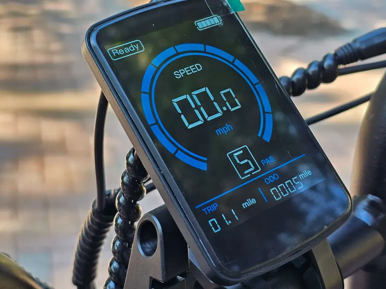 Wyświetlacz roweru elektrycznego pokazuje prędkość 0.0 mph, poziom baterii, tryb PAS 5, przebieg TRIP 0.1 mili i ODO 0005 mili. Brak widocznych kodów błędów.