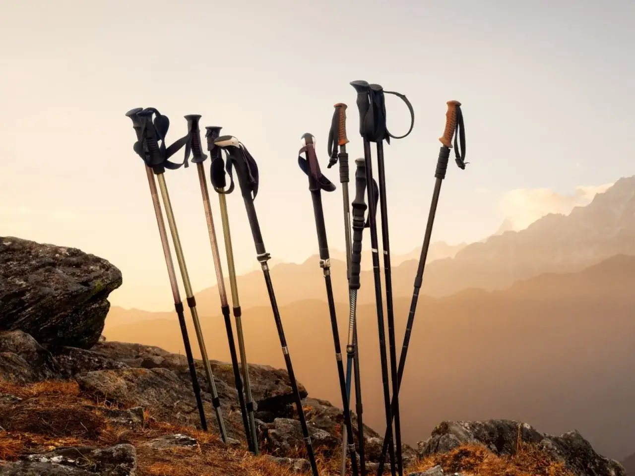 Kije do nordic walking na tle g&oacute;r o wschodzie słońca. Czy lepszy nordic walking rano czy wieczorem?