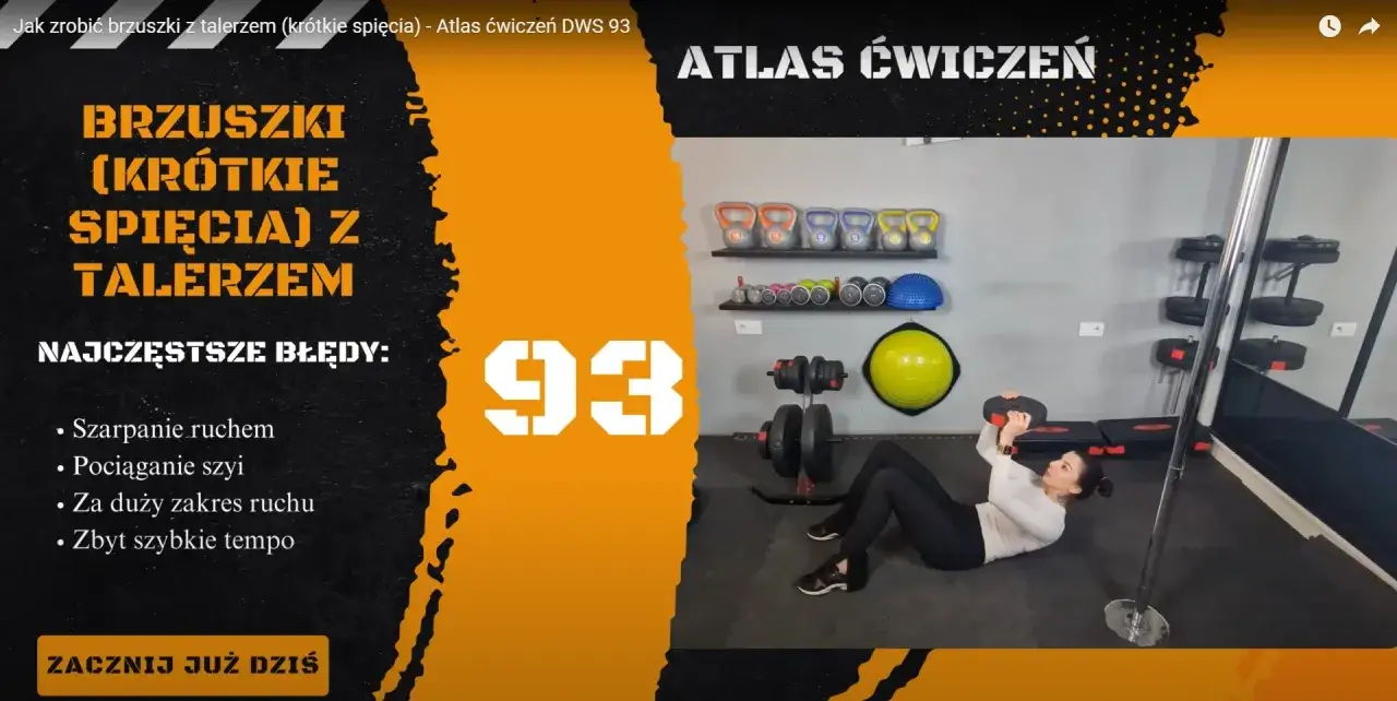 Kobieta wykonuje brzuszki z talerzem, ćwicząc mięśnie brzucha. Na ekranie widnieje tytuł