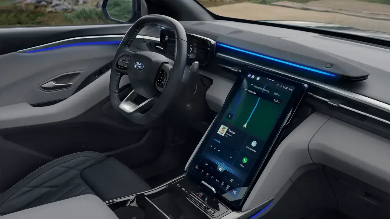 Interiör i en Ford Explorer, redo för ett test. Navigering och musik på den stora skärmen, med blå stämningsbelysning.