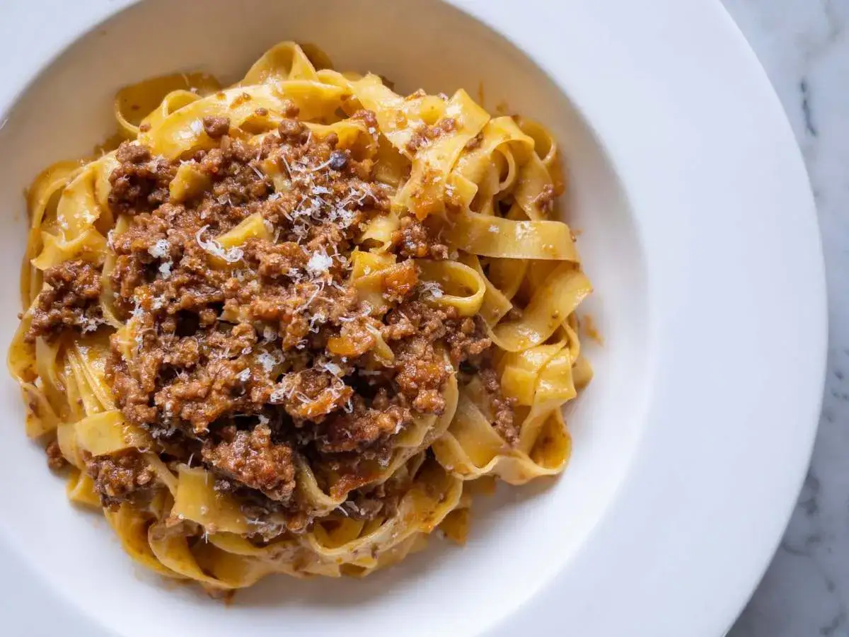 K&ouml;stliche Tagliatelle mit herzhafter Bolognese-Sauce, ein Klassiker der italienischen K&uuml;che. Perfekt f&uuml;r authentische spaghetti bolognese rezepte italienisch.