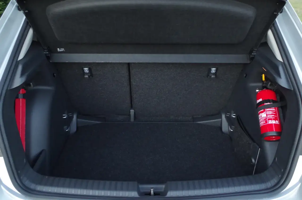 Bagażnik Skoda Fabia 2021 z gaśnicą i mocowaniami ISOFIX. Gotowy na podróż!