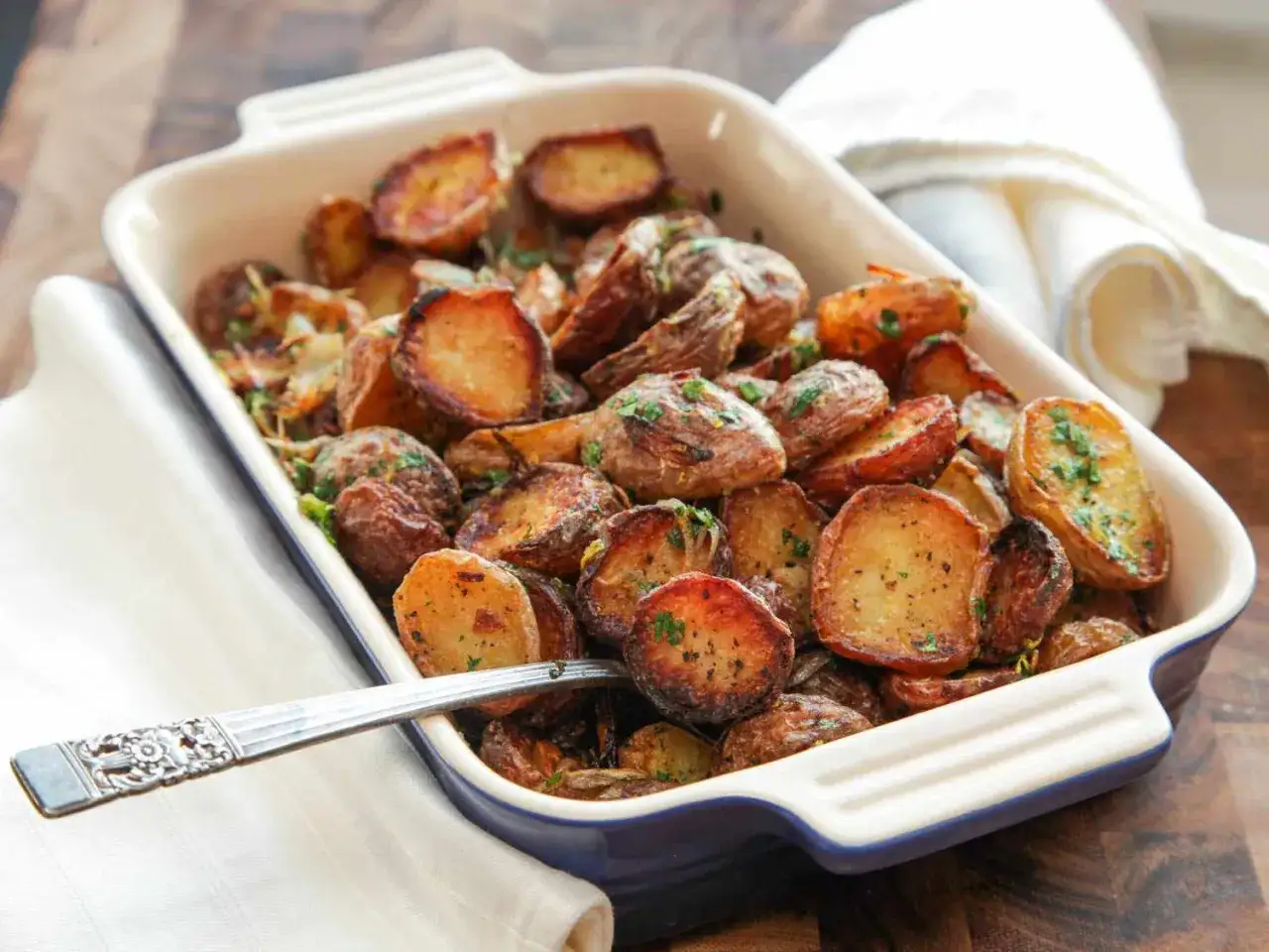Ger&ouml;stete Kartoffelspalten in einer Auflaufform. Sind Kartoffeln gesund? Ja, besonders wenn sie so lecker zubereitet sind!