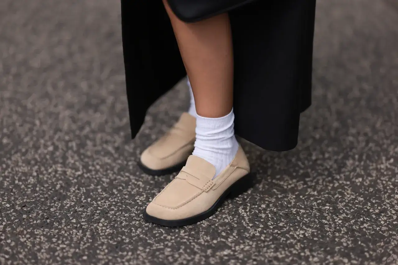 Beżowe mokasyny i białe skarpetki to idealne modne buty na wiosnę.