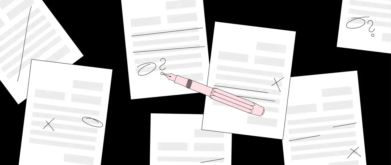 Des documents éparpillés, une plume rose prête à rédiger une lettre contestation facture. Des croix et des cercles marquent des points à vérifier.