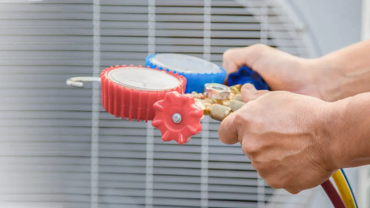 Manometro per capire se manca gas condizionatore. Strumenti collegati all'unità esterna.