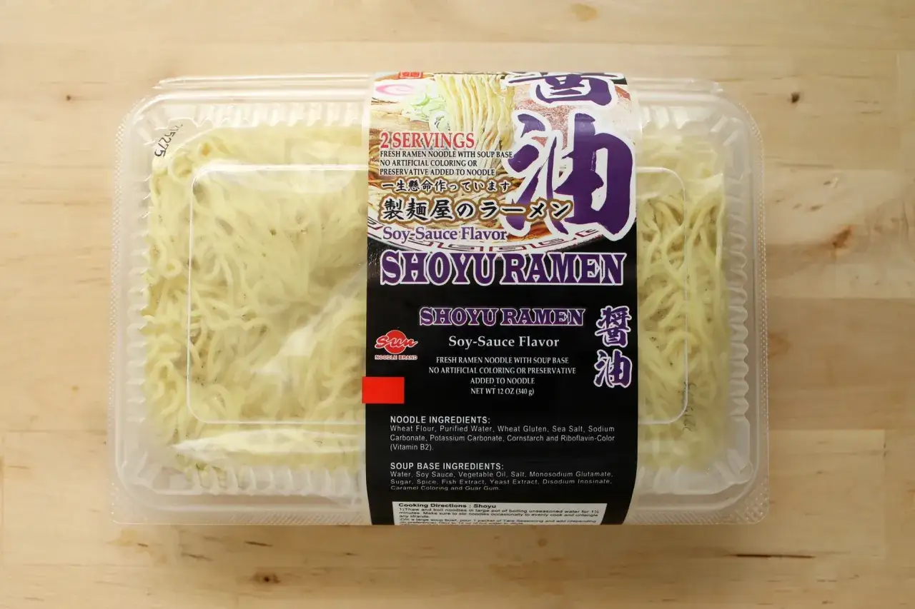 Opakowanie z makaronem do ramen o smaku sosu sojowego. Gotowy do przygotowania pysznego dania.