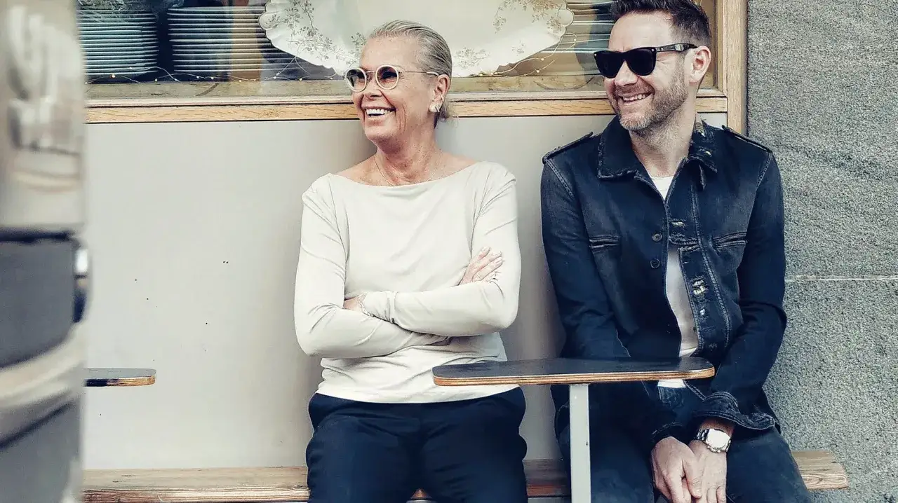 Joakim Berg och hans familj njuter av en stund utomhus.