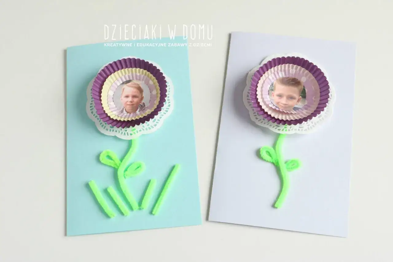 Urocze pomysły na laurki z kwiatkami z papierowych foremek i zdjęciami dzieci. Idealne na prezent!