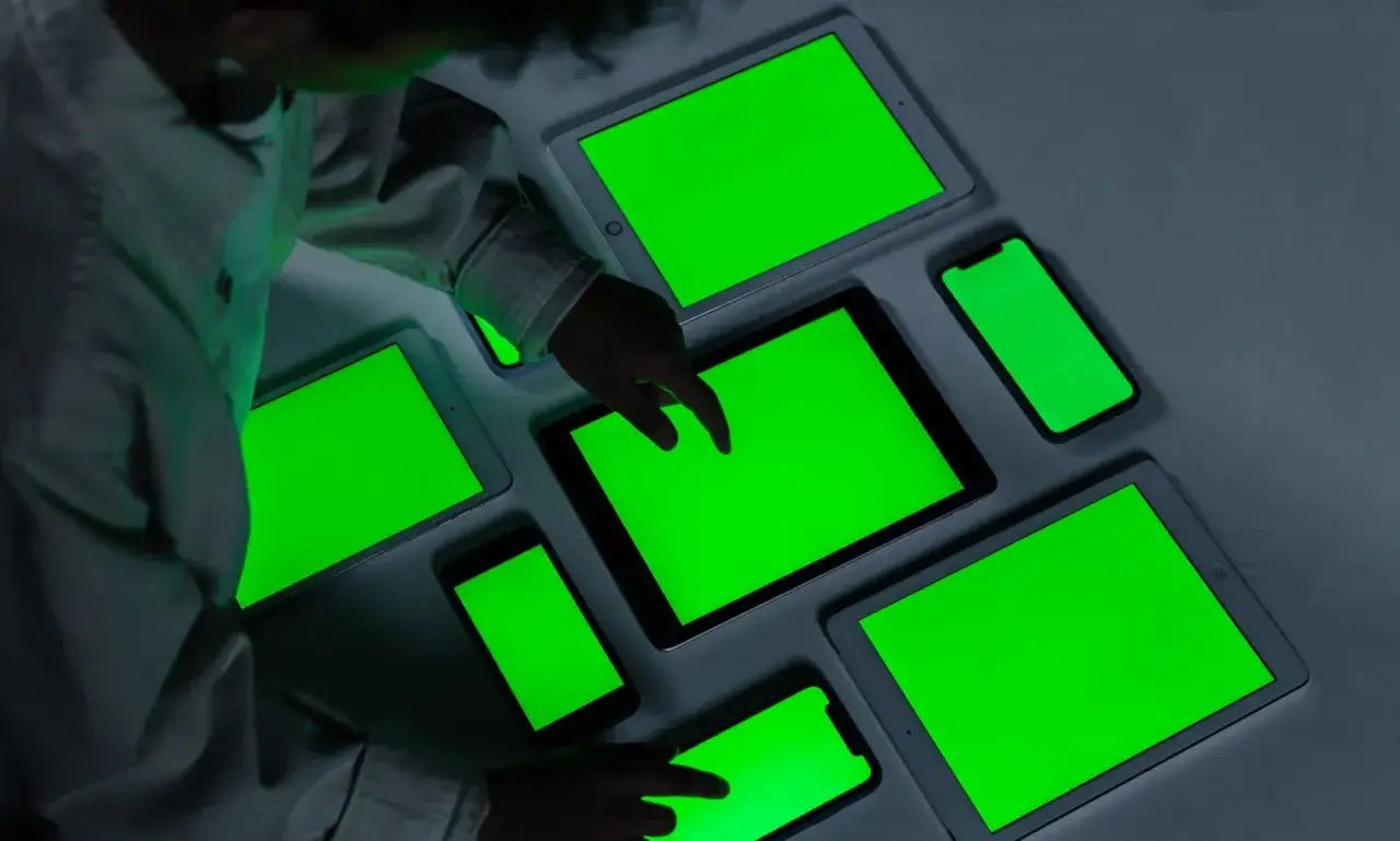 Mani che interagiscono con schermi verdi luminosi, un esempio di **lavori del futuro senza laurea** che richiedono competenze digitali.