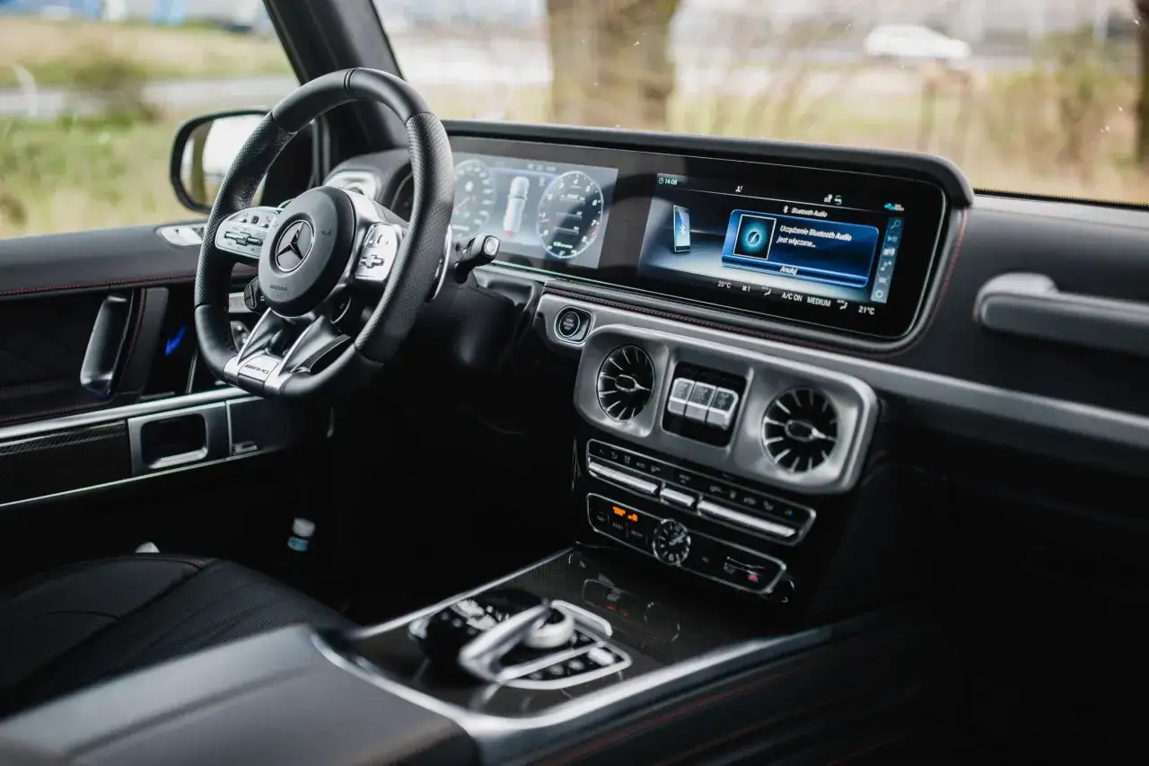 Wnętrze Mercedesa G Klasa Brabus. Zastanawiasz się, ile kosztuje Mercedes G Klasa Brabus? Ten luksusowy SUV zachwyca detalami.