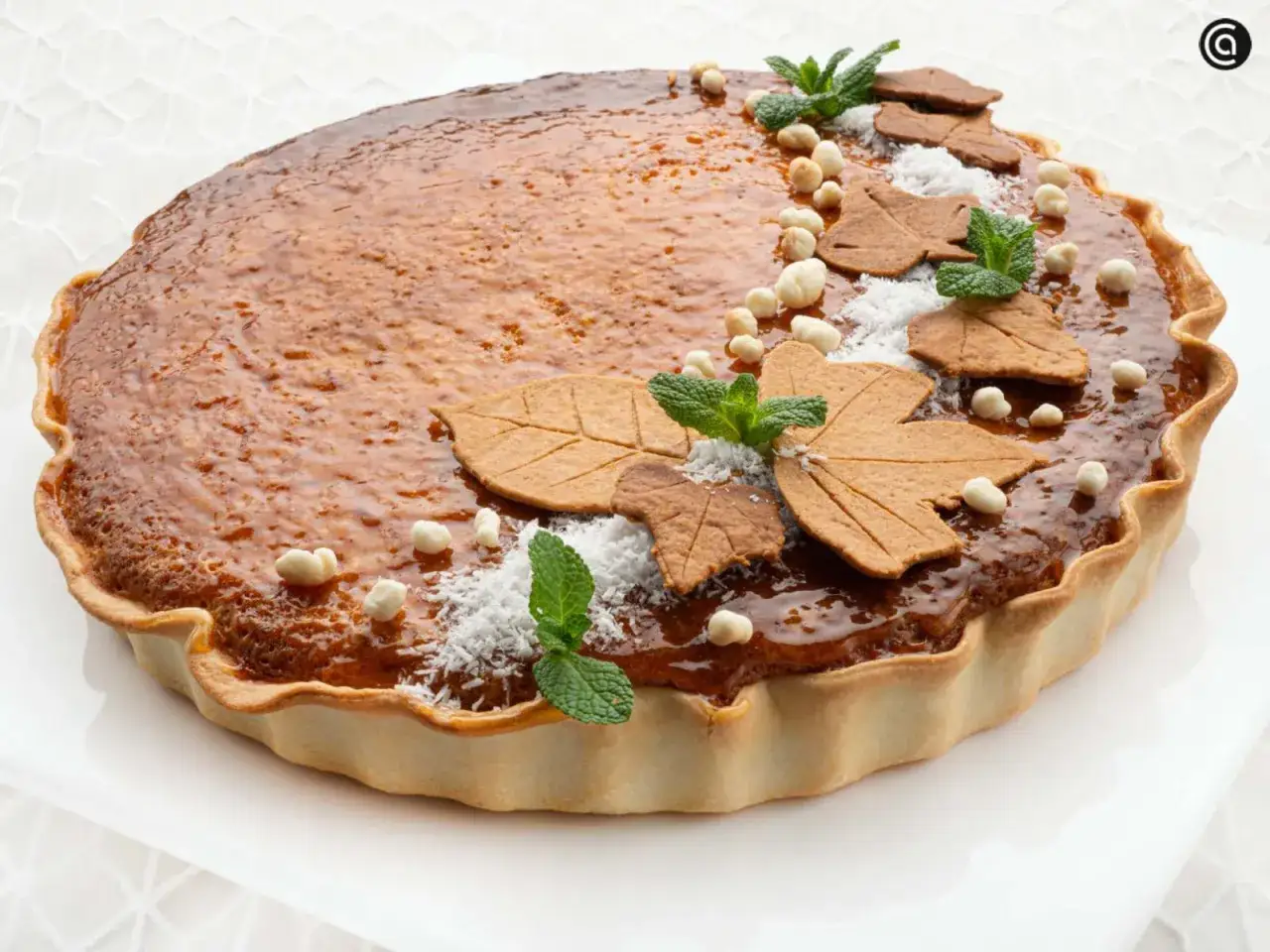 La tarta de calabaza de la abuela, decorada con hojas de galleta, coco rallado y menta, evoca el sabor del oto&ntilde;o.