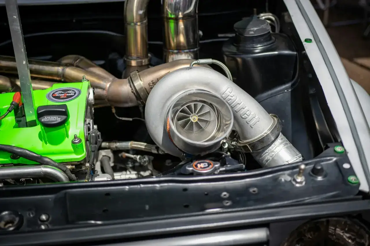 Silnik z turbosprężarką Garrett, zielona pokrywa zaworów i kolektory wydechowe. Ta turbo dziura obiecuje moc!