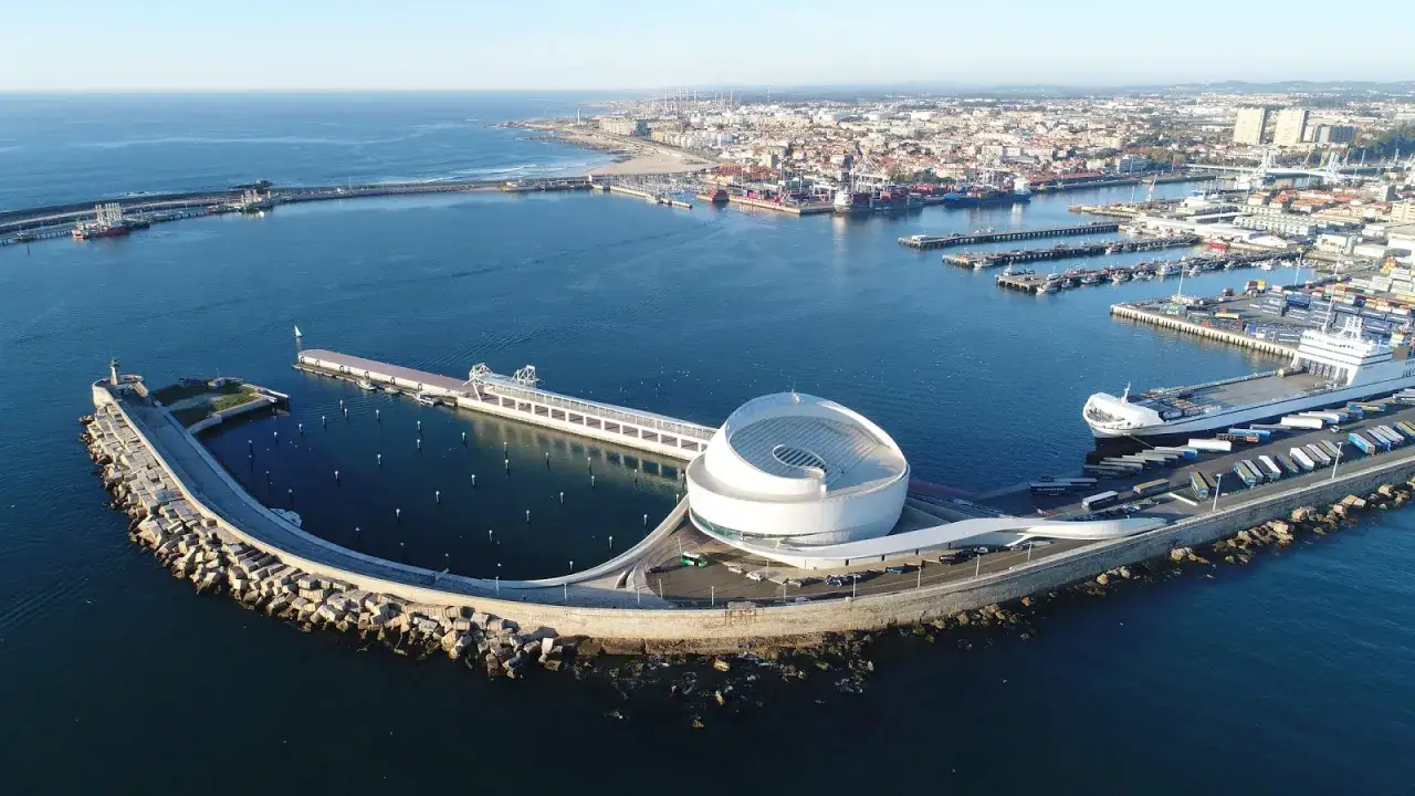 Vista aerea del moderno edificio del porto di Leix&otilde;es, Portogallo, con navi e container sullo sfondo.