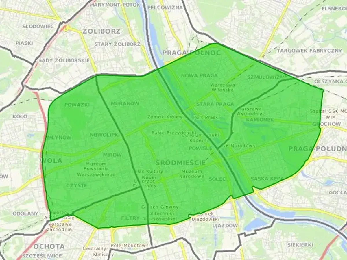 Mapa Warszawy z zaznaczonym obszarem objętym zakazem wjazdu diesli. Zielona strefa obejmuje centrum i prawobrzeżną część miasta.