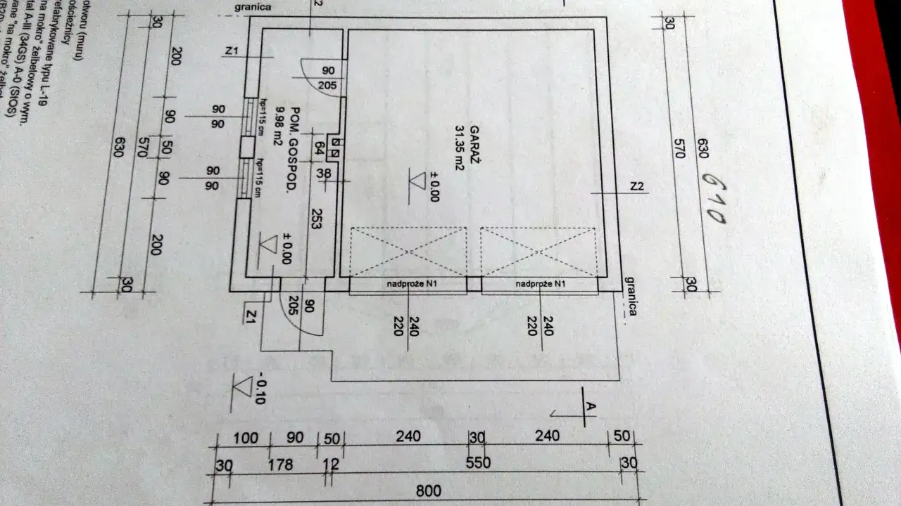 Rysunek techniczny przedstawia projekt garażu dwustanowiskowego o wymiarach 610x800 cm, z pomieszczeniem gospodarczym.