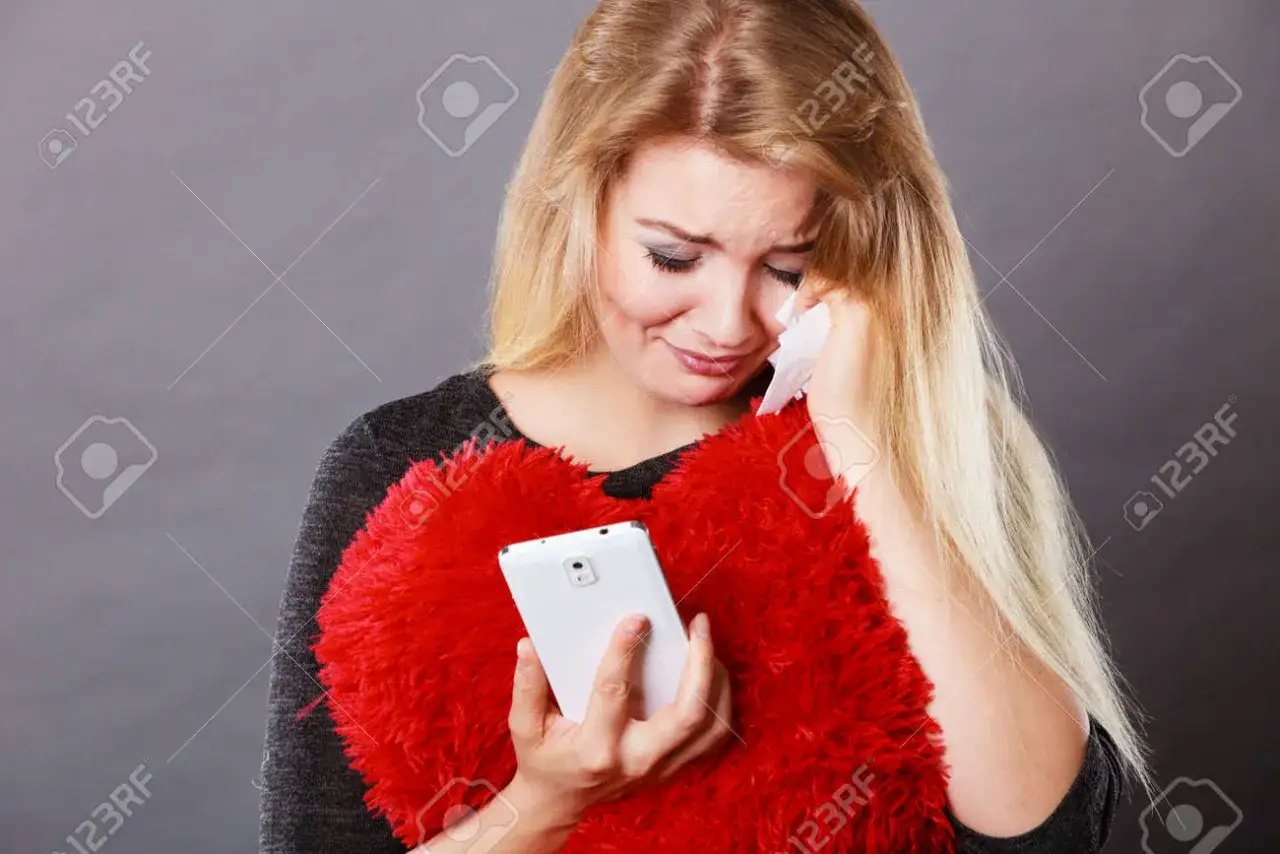 smutna zakochana osoba patrząca w telefon
