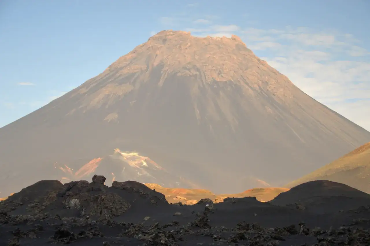 Paisaje volcánico en Cabo Verde. Fotos de la isla de Fogo, con el imponente volcán Pico do Fogo.