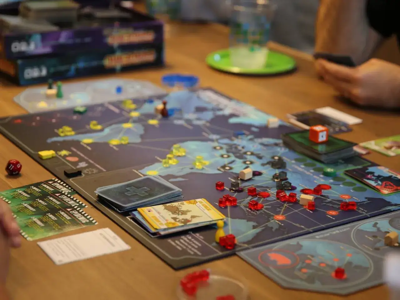 Kooperative Brettspiele für Erwachsene: Ein spannendes Spiel um die Welt, bei dem Spieler zusammenarbeiten, um Epidemien zu bekämpfen.
