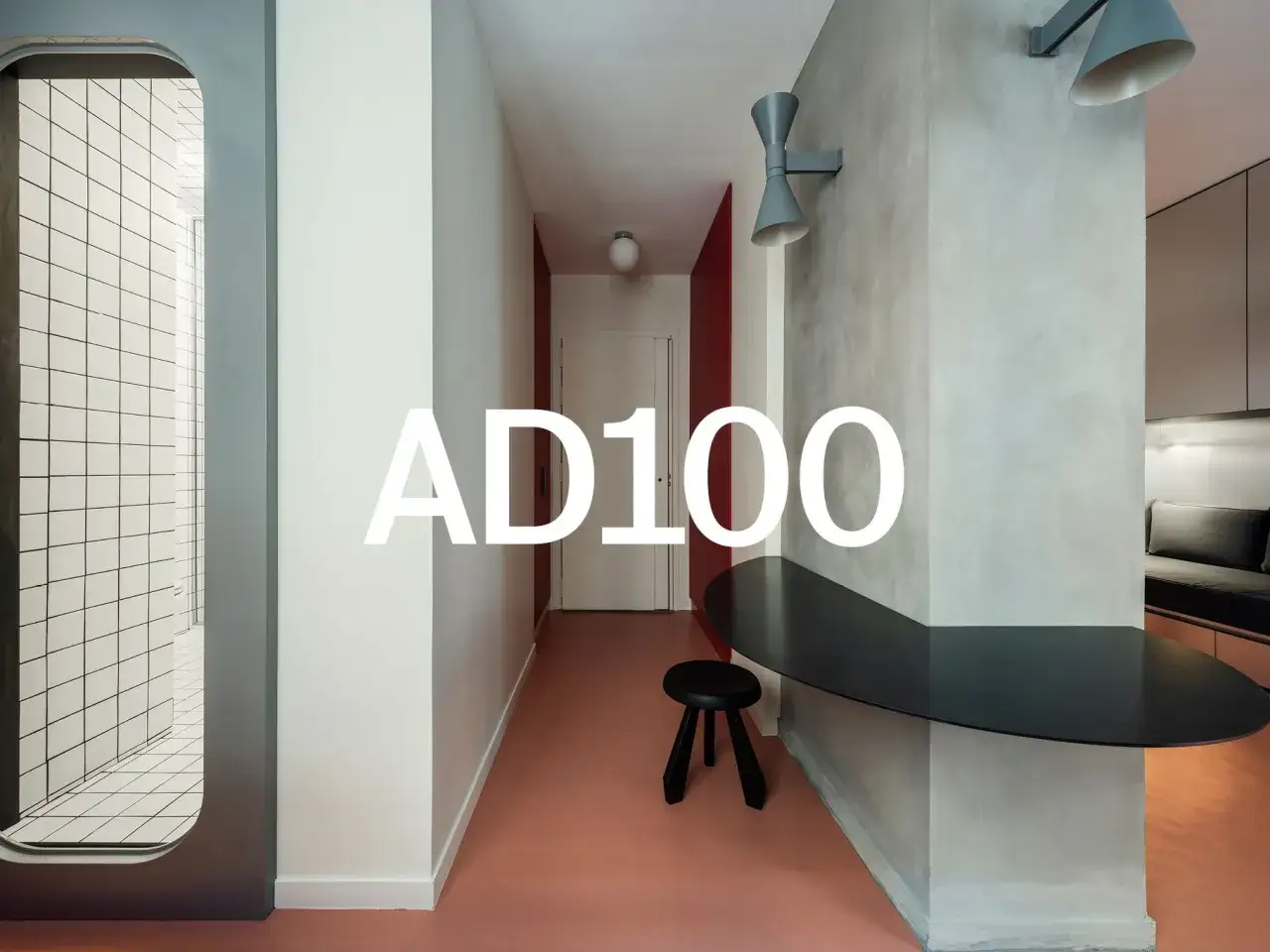Un corridoio moderno con pavimenti rosa, pareti bianche e rosse, un tavolino nero e un sgabello. Un'ispirazione per il tuo prossimo progetto di foto arredamento.