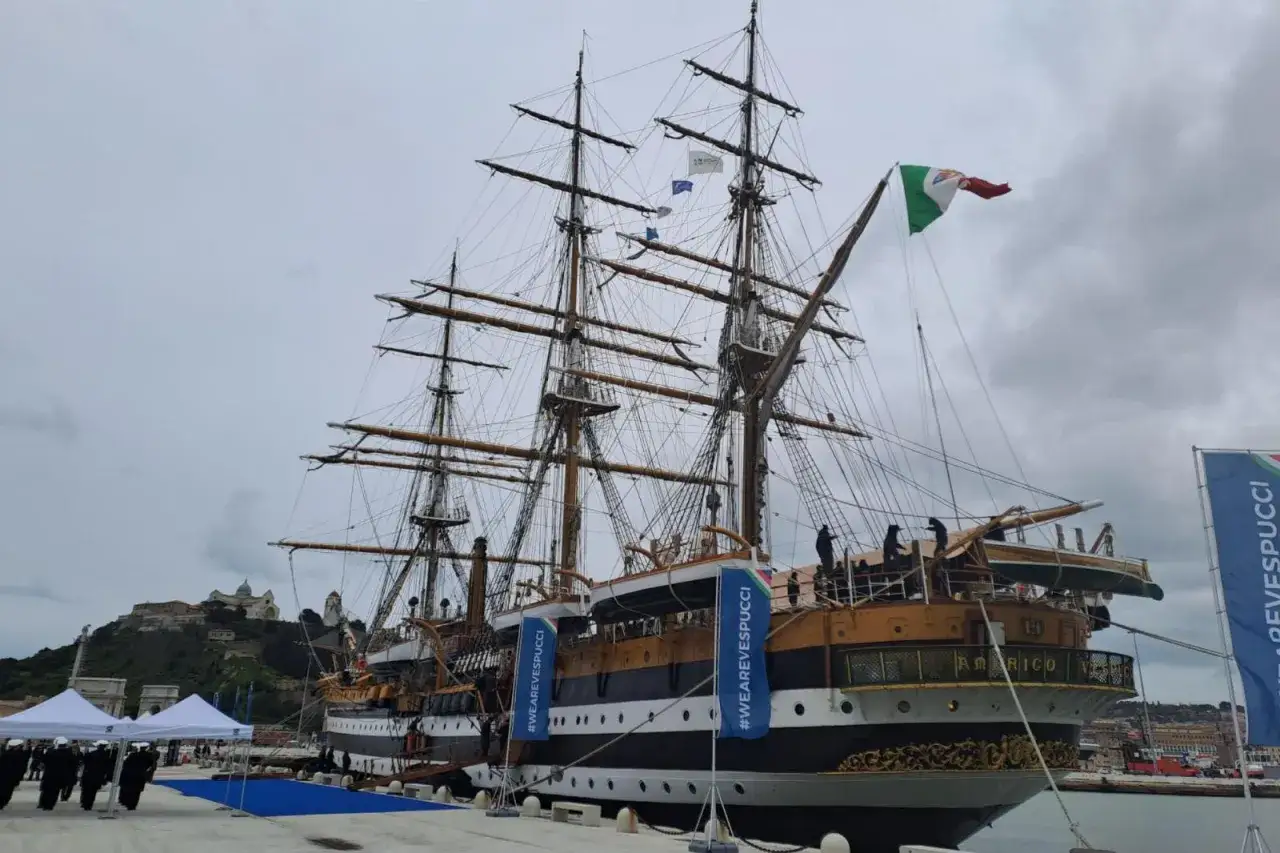 Vespucci ad Ancona, maestoso veliero con bandiera italiana. #WEAREVESPUCCI