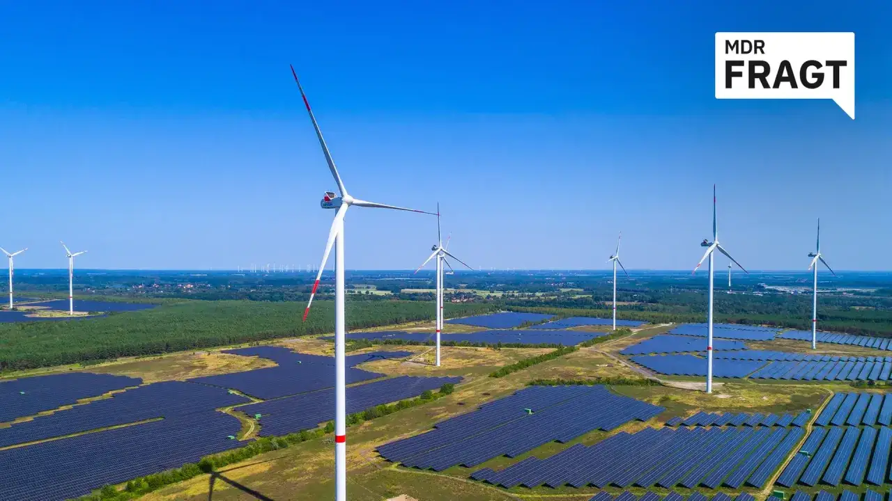 Windräder und Solarparks prägen die Landschaft. Deutschland setzt auf erneuerbare Energien im Rahmen des Green Deal.