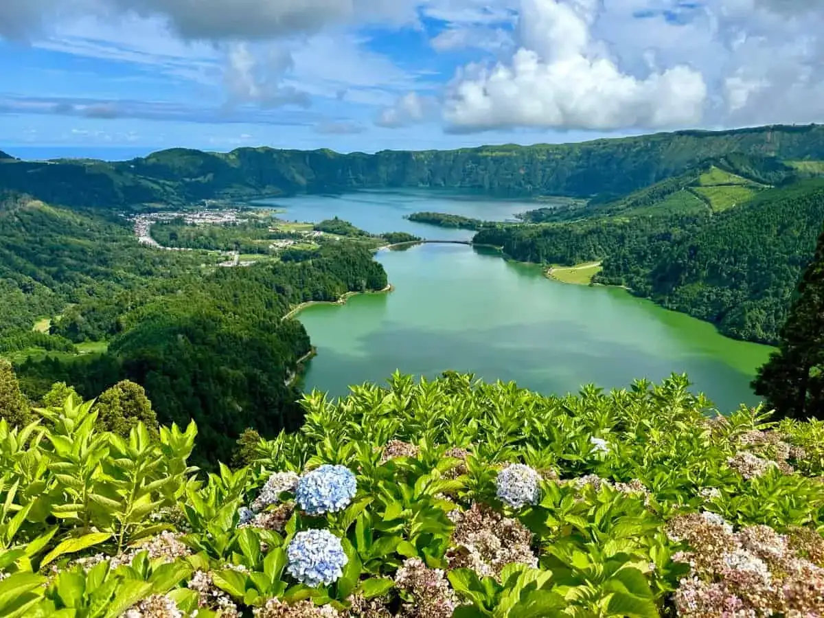 Gr&uuml;ne Seen und &uuml;ppige Vegetation auf den Azoren. Tolle Azoren Reisetipps f&uuml;r Naturliebhaber!
