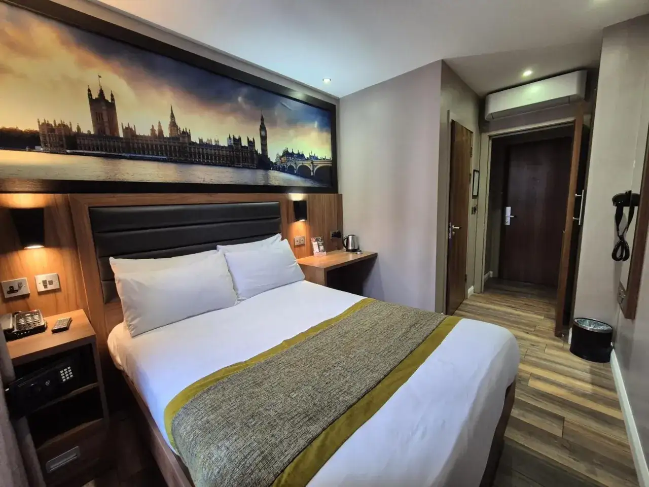 Por&oacute;wnanie hostelu, hotelu budżetowego i apartamentu w Londynie