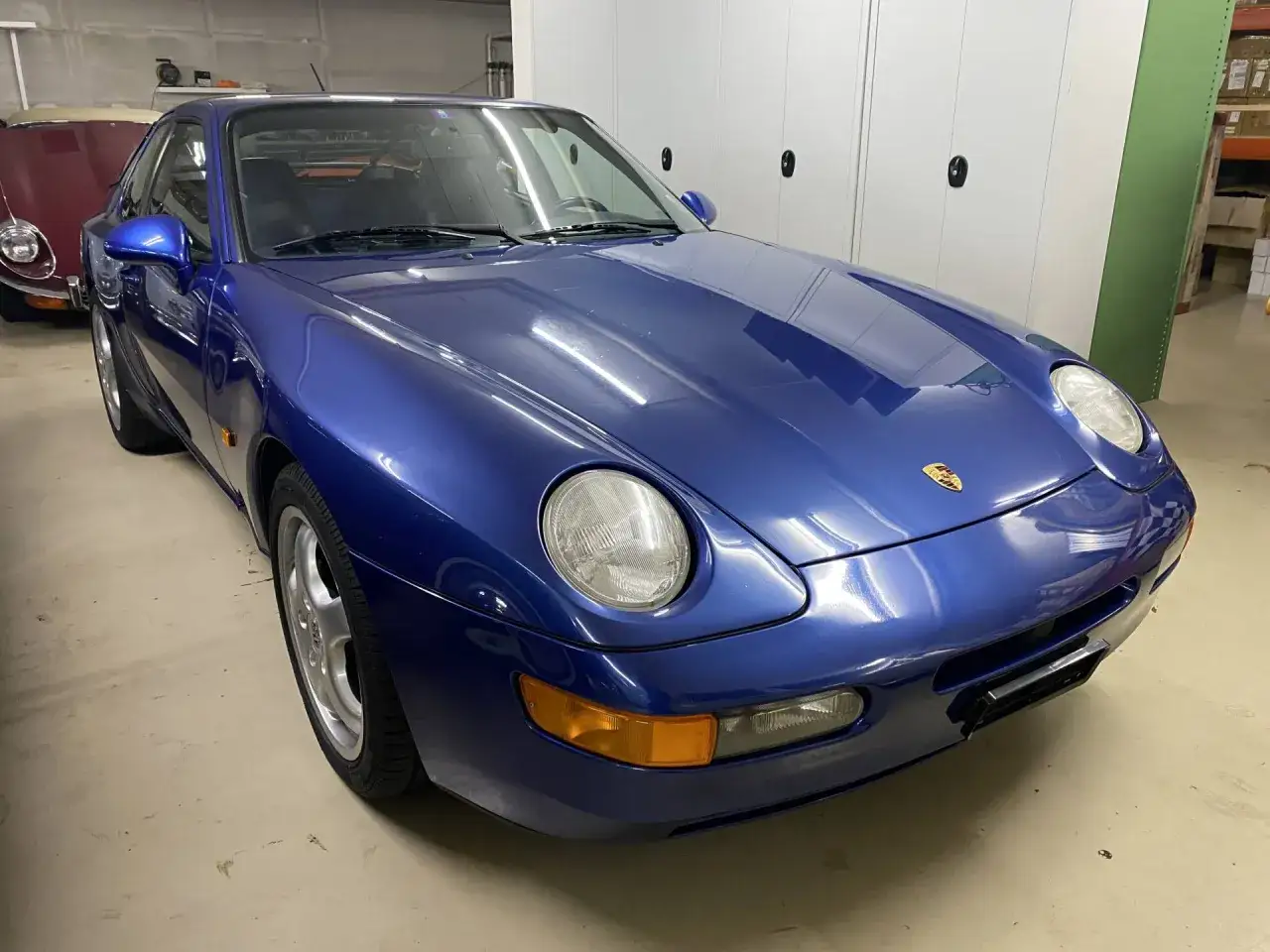 Blauer 968 Porsche in einer Garage, bereit f&uuml;r die n&auml;chste Fahrt.
