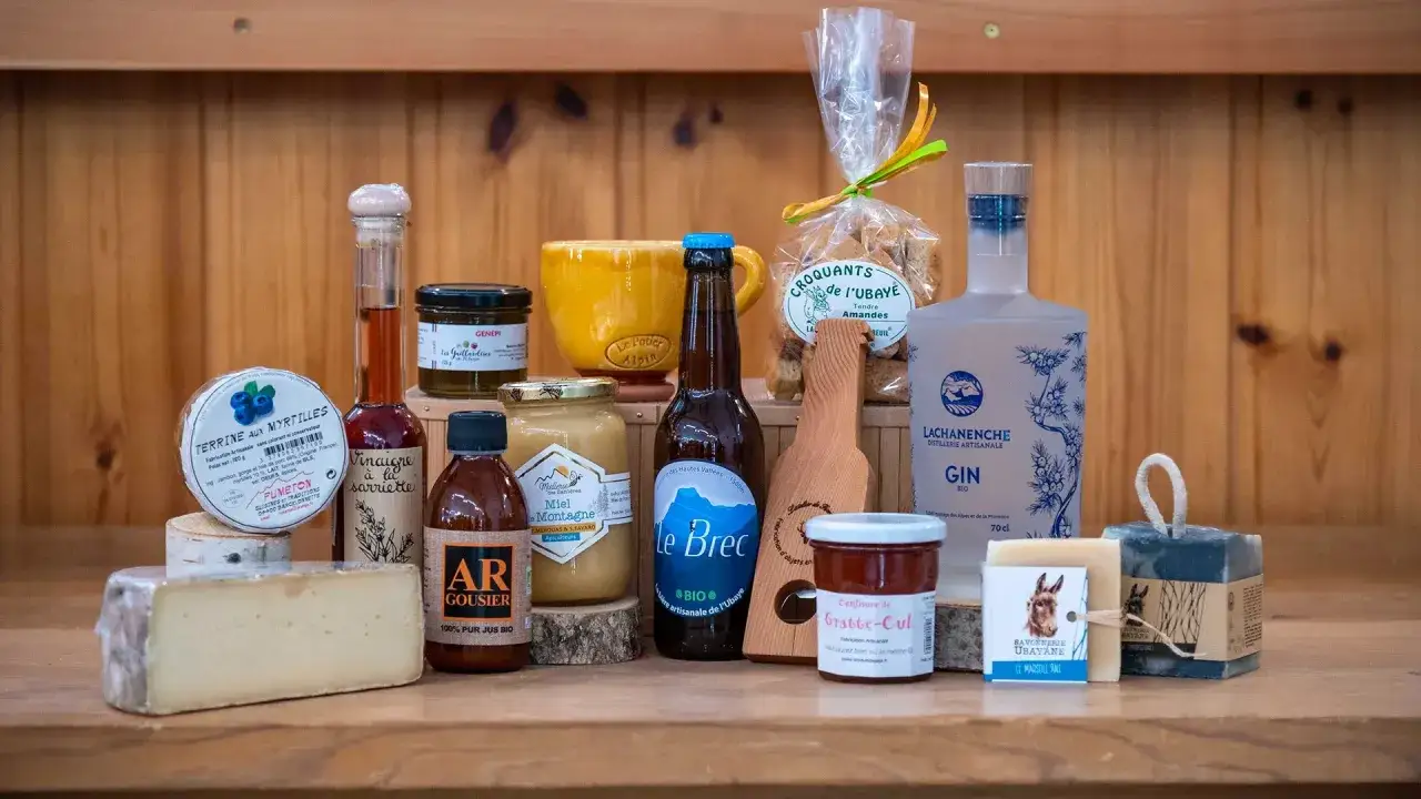Un assortiment de produits du terroir : fromage, terrine, miel, confiture, gin, bière, vinaigre, biscuits, et savons. La cuisine des terroirs aujourd'hui, mise en avant.