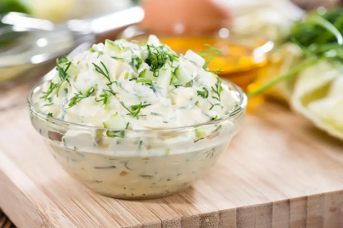 Cremige Remoulade mit Gurkenstückchen und Dill, perfekt für Ihr nächstes remoulade rezept.