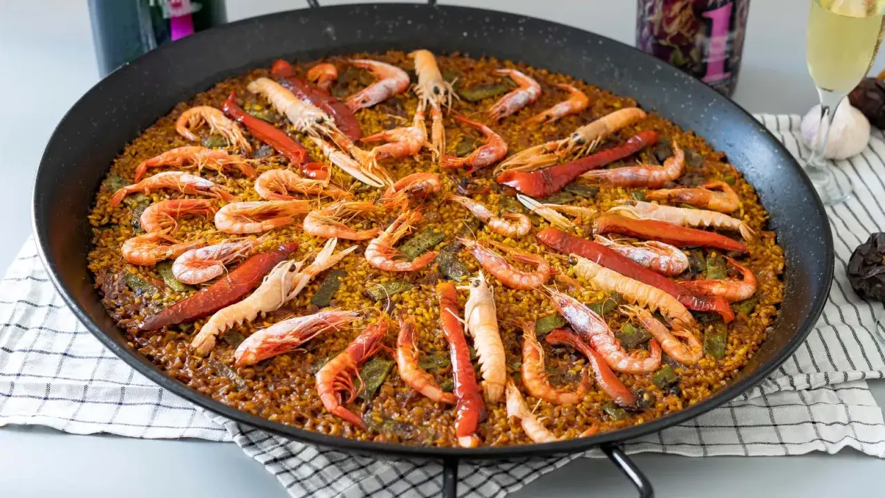 Paella de marisco con gambas y pimientos. La cantidad de arroz por persona es generosa, perfecta para compartir.