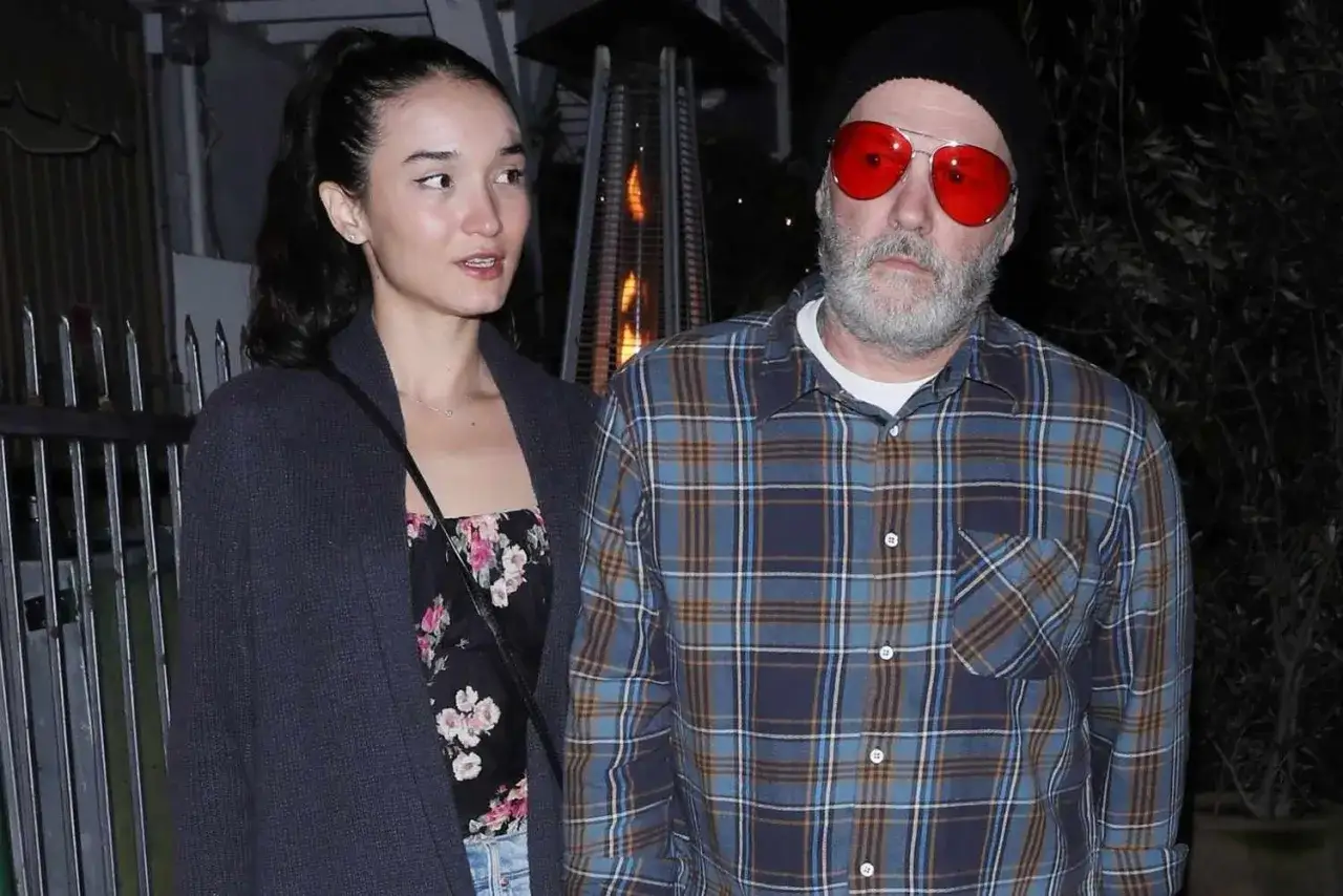 Fred Durst z żoną, Kseniją Buriak, na wieczornym spacerze. On w kratę i czerwonych okularach, ona w kwiecistej sukience.