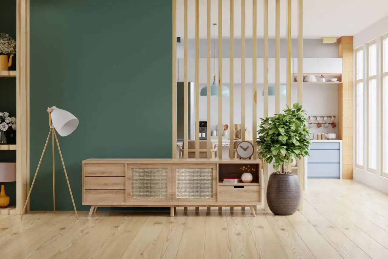 Moderne Raumteiler Ideen zum Selbermachen: Ein Holz-Sideboard trennt Wohnbereich und K&uuml;che. Ein Lampenstativ und eine Pflanze schm&uuml;cken den Raum.