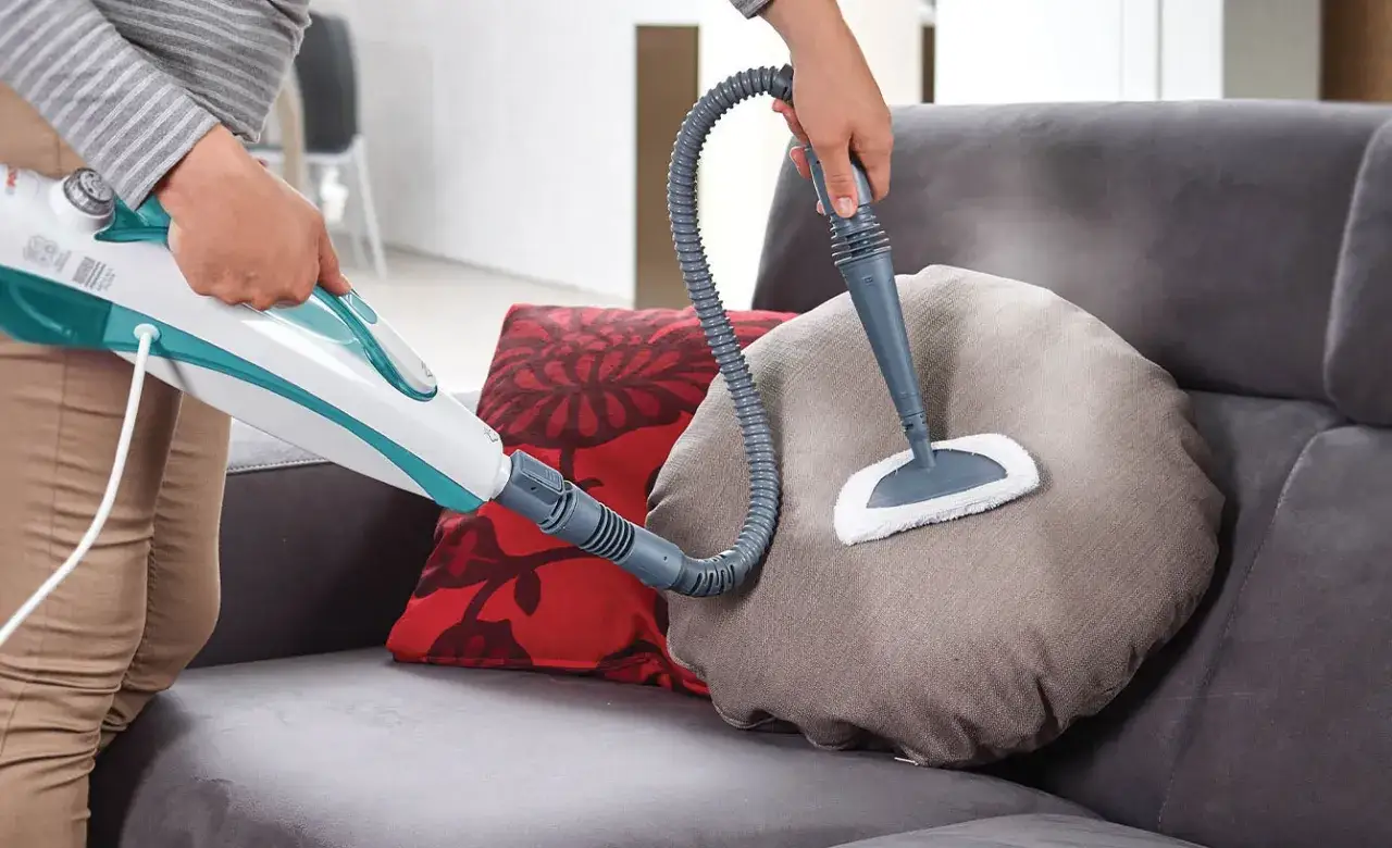 Come pulire un divano in ecopelle con un pulitore a vapore. La pulizia profonda del tessuto è facile e veloce.