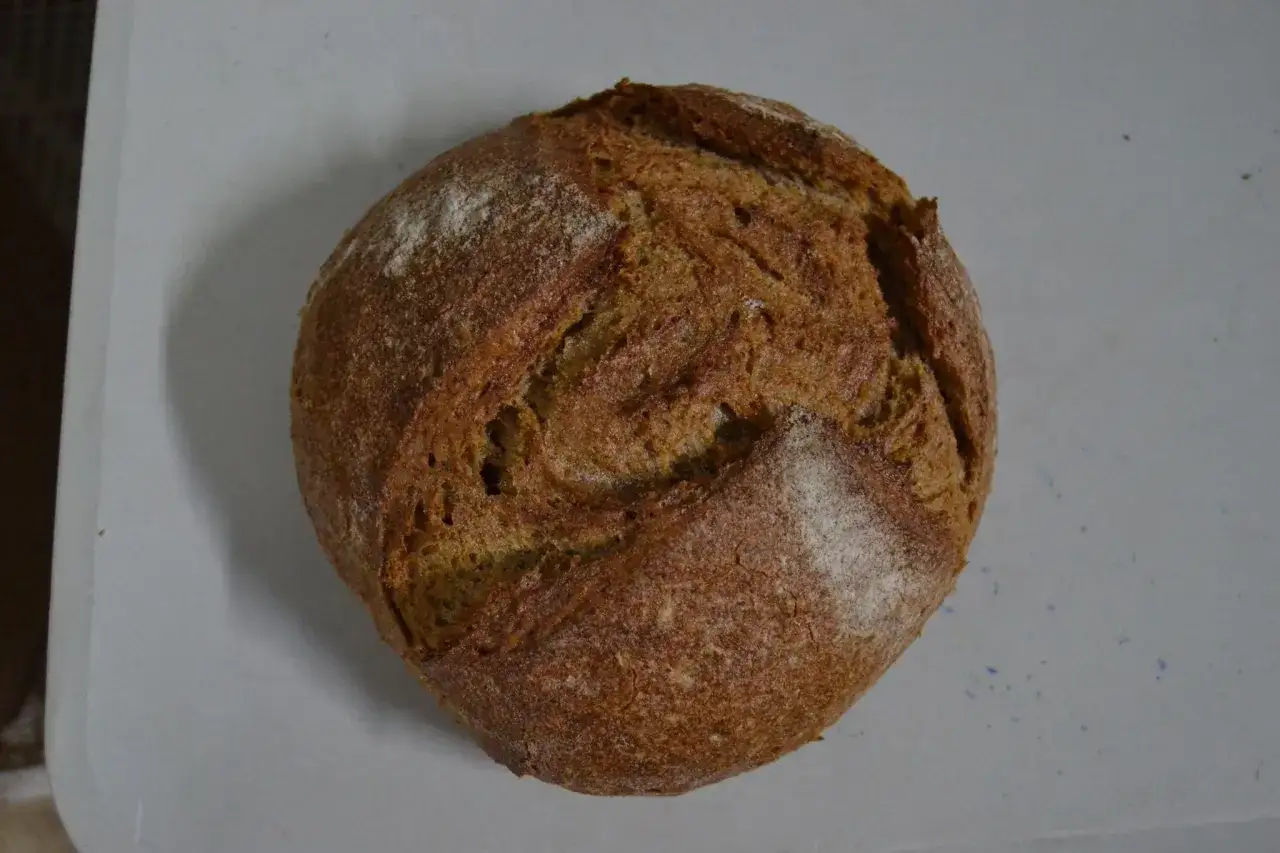 Un pan de centeno rústico, con una corteza dorada y una miga aireada, listo para ser disfrutado.