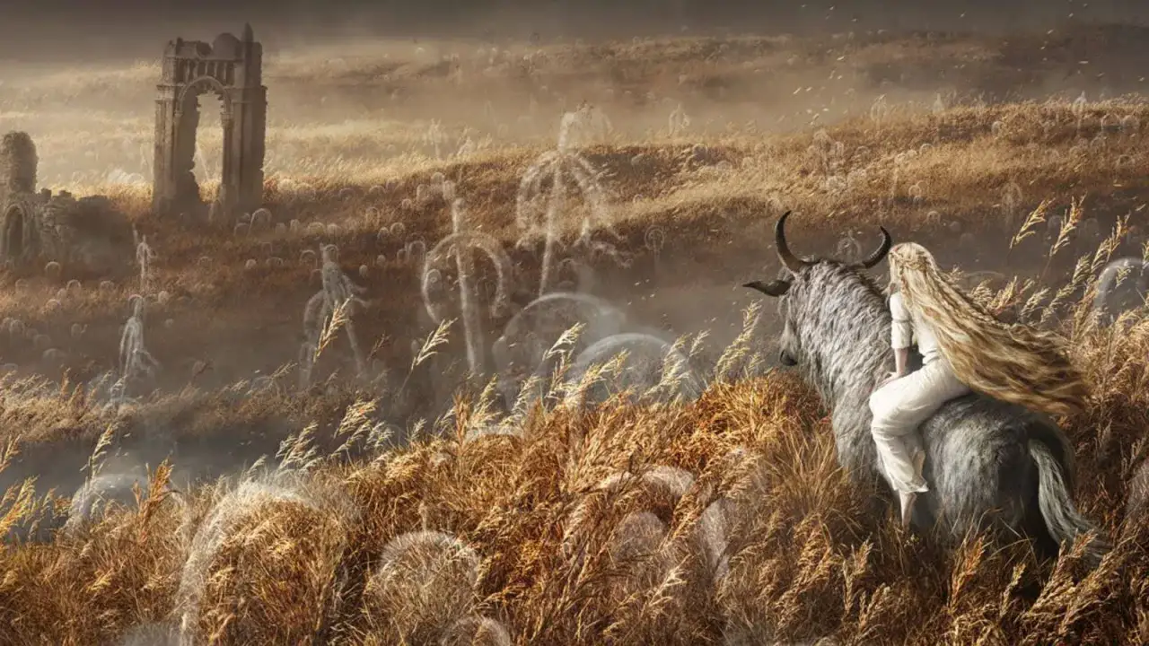 Una figura con larga cabellera rubia, montada en una bestia, atraviesa un campo de hierba dorada. A lo lejos, ruinas y espíritus fantasmales evocan el mundo de Miquella en Elden Ring.