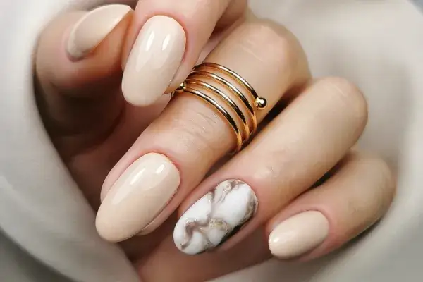elegancki manicure komunijny kolory nude beż r&oacute;ż