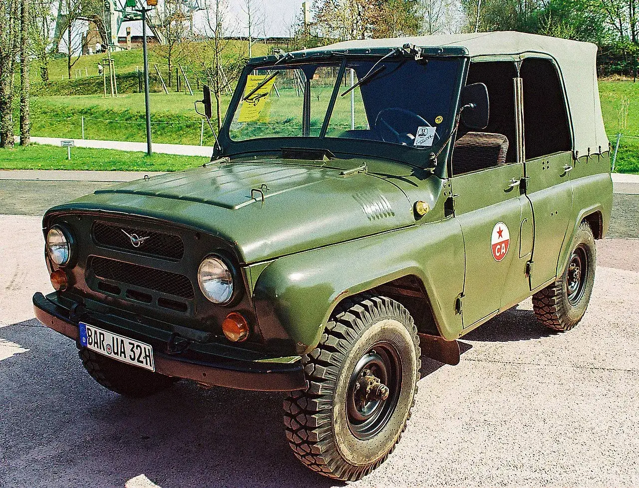 Zielony UAZ-469, kultowa marka samochodu na u, z emblematem gwiazdy i literami 